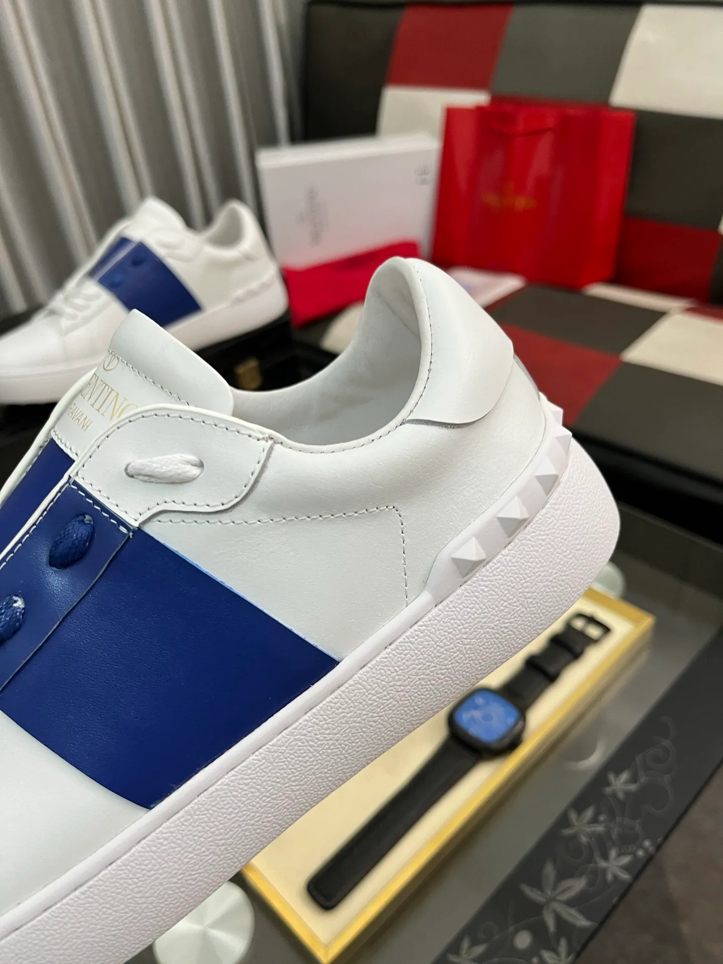 Men's shoes💰420⌚️⌚️Valentino white shoes⚡️Original replicas are coming👉Many pictures of the feet of Internet celebrities🔥Authentic Hong Kong purchased for HKD 5,500⚠️All parts are genuine molds, refuse to look at pictures to make goods👊The upper is made of top-grained cowhide➕3D printed. Water-dyed cow lining inside + cowhide feet, code number: 38-44